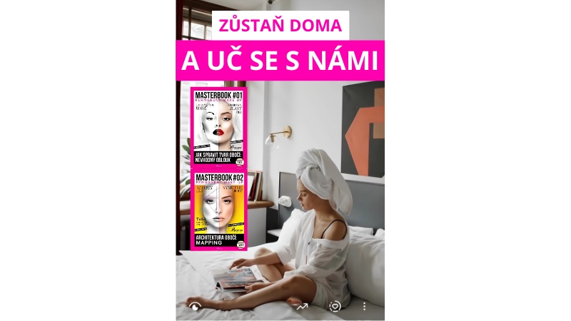 Žena se učí z Masterbooku pro architekturu obočí a permanentní make-up v pohodlí domova.